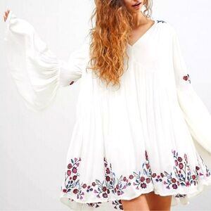 NWOT FREE PEOPLE L Te Amo Flared Sleeve Mini Dress White Floral Embroidered